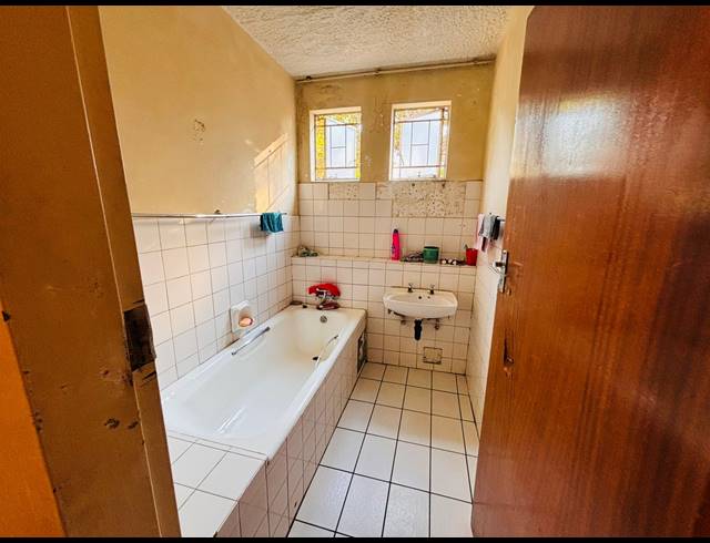 3 BEDROOM APARTMENT FOR SALE IN SUNNYSIDE